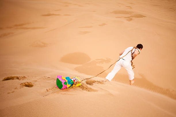 пустынный mirage - thirsty desert pursuit illusion стоковые фото и изображения