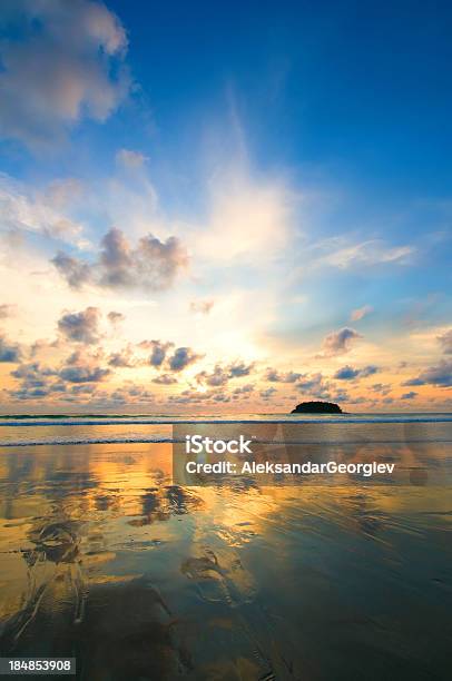 Эффектные Закат Над Пустой Пляж — стоковые фотографии и другие картинки Без людей - Без людей, Бог, Вертикальный