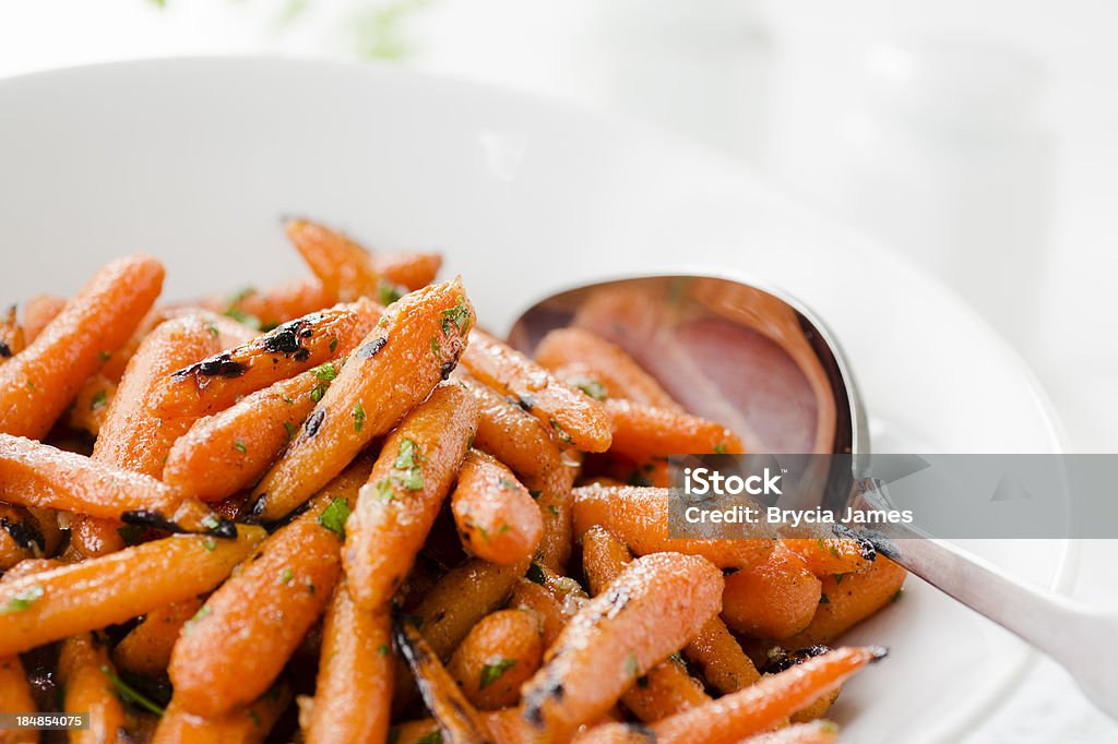 Mel grelhado com cenouras Baby açucaradas Close-Up - Foto de stock de Cenoura royalty-free