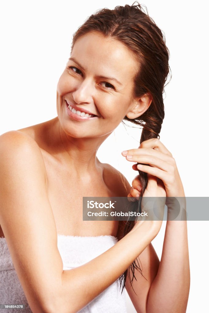 Ж�енщина, сушки ее волосы После ванны - Стоковые фото Белый роялти-фри