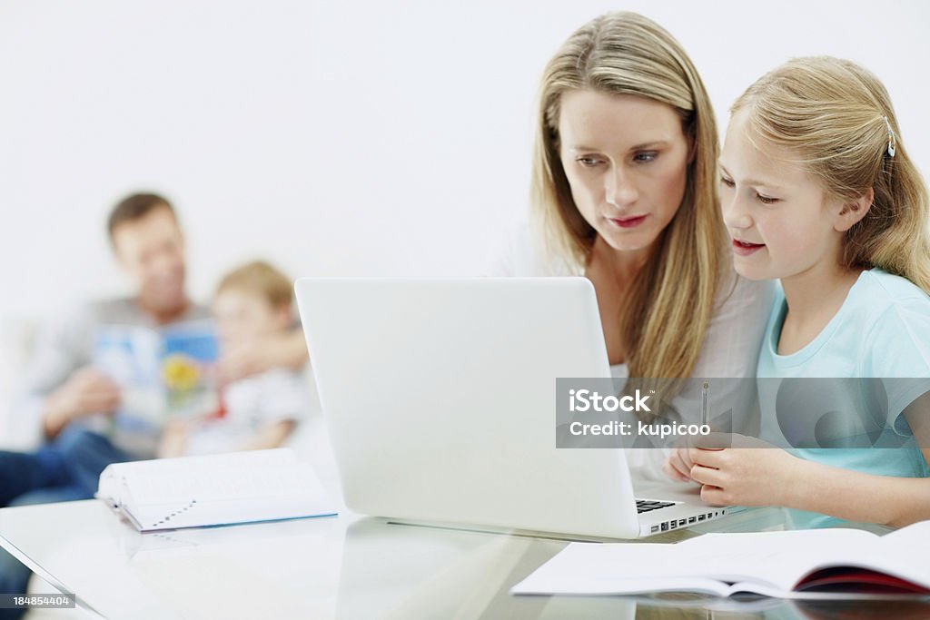 Chica con ordenador portátil con madre - Foto de stock de 30-39 años libre de derechos