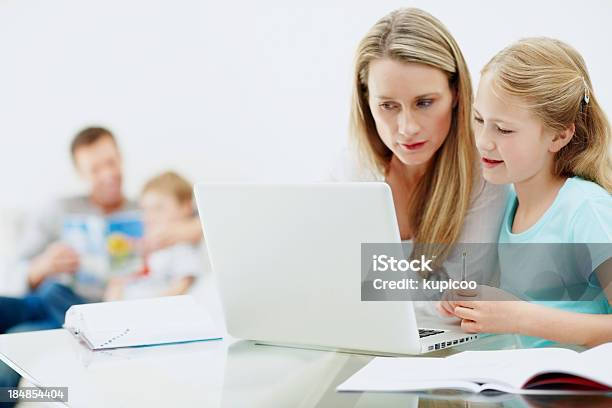 Foto de Mãe Com Menina Usando Computador Portátil e mais fotos de stock de 30 Anos - 30 Anos, Adulto, Adulto maduro