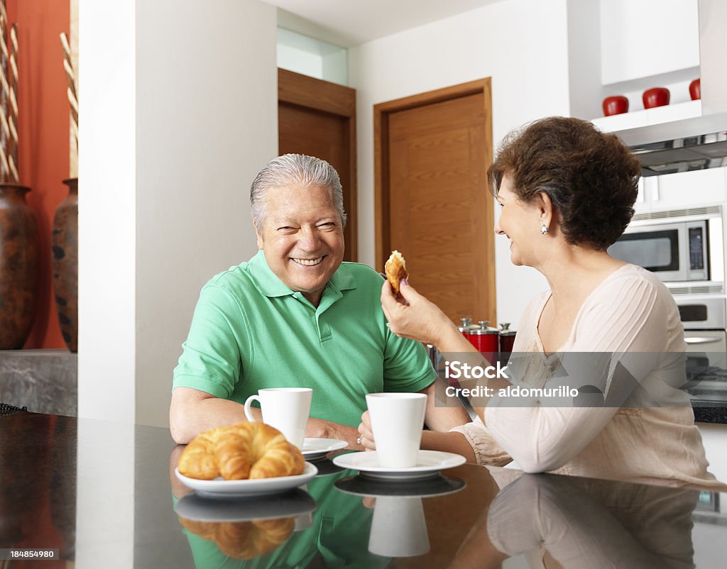 Feliz pareja senior bebiendo café - Foto de stock de 60-64 años libre de derechos