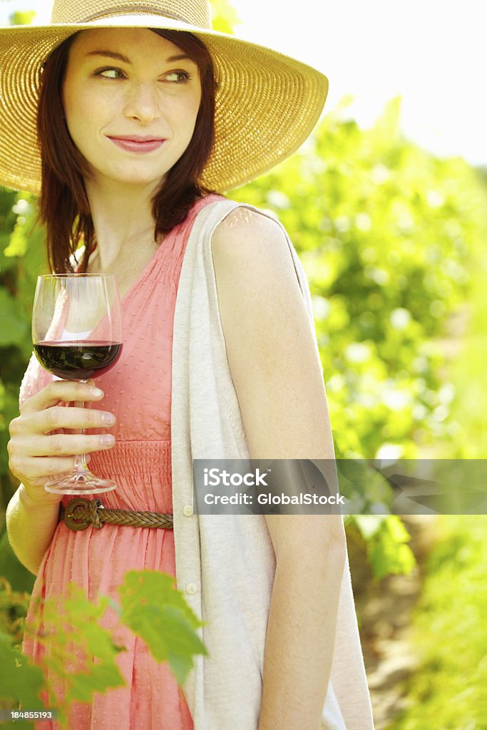 持つ若い女性、素晴らしいグラスワイン - 1人のロイヤリティフリーストックフォト