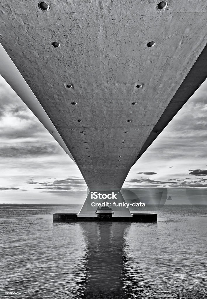 Sous le pont-vertical - Photo de Absence libre de droits