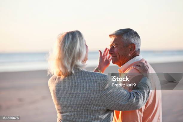 年配のカップルの上に立つビーチ - 2人のストックフォトや画像を多数ご用意 - 2人, 60代, 65-69歳