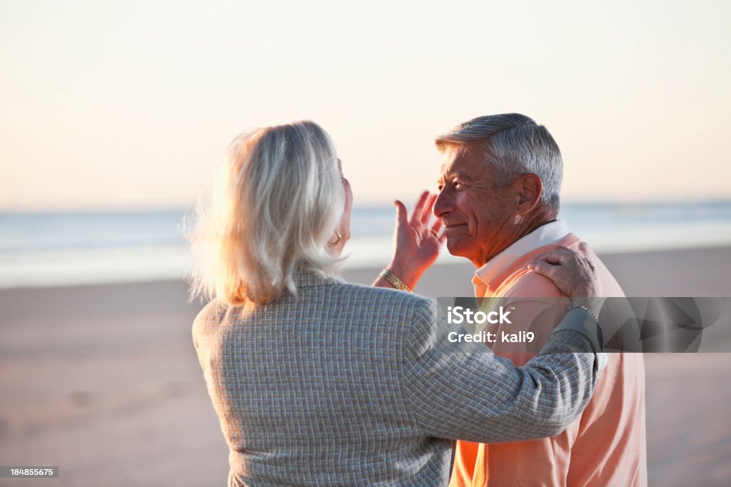 Sênior Casal em pé na praia - Foto de stock de 60 Anos royalty-free