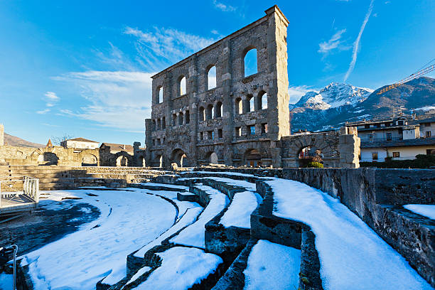 teatro romano de aosta - valle daosta - fotografias e filmes do acervo