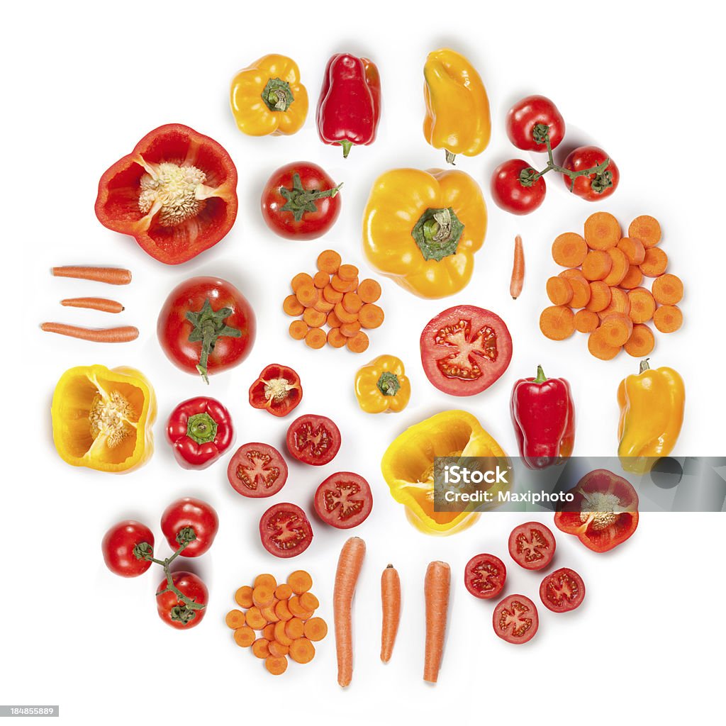 Vermelho, amarelo, laranja legumes em formato arredondado em fundo branco - Foto de stock de Caleidoscópio - Padrão royalty-free