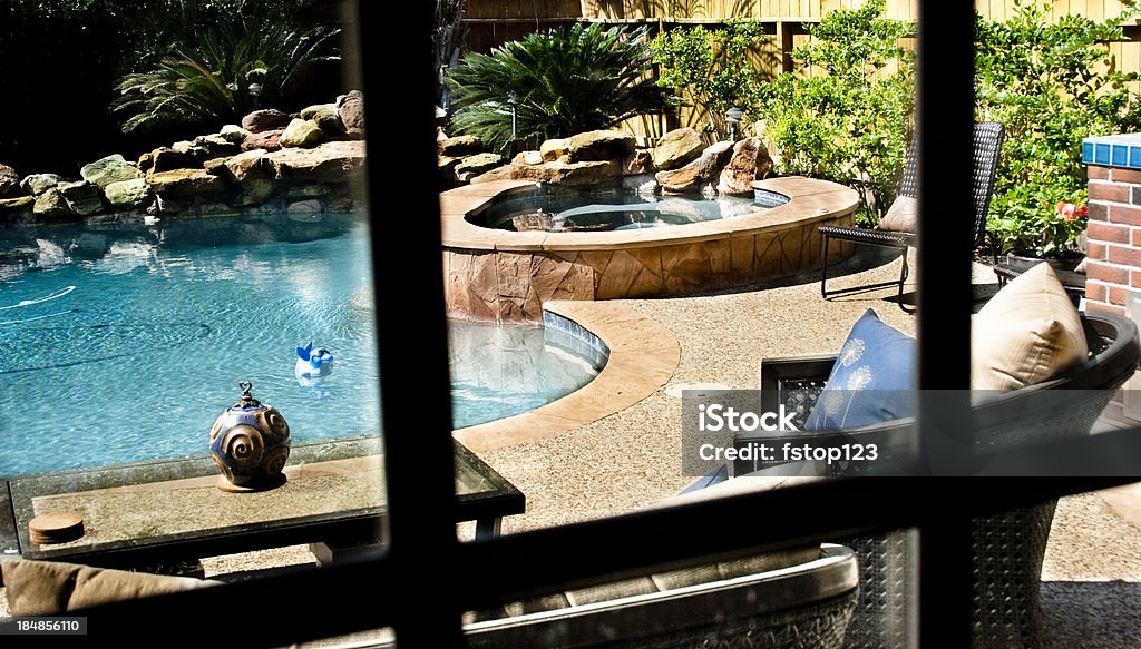 Piscina Tropical com cascata visto através da janela o rock - Royalty-free Piscina Foto de stock