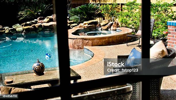 Piscina Tropical Com Cascata Visto Através Da Janela O Rock - Fotografias de stock e mais imagens de Piscina