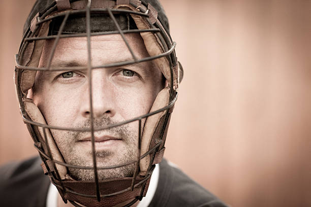 vintage baseball portant masque de baseball et regardant l'objectif - baseball catcher baseball player old fashioned looking at camera photos et images de collection