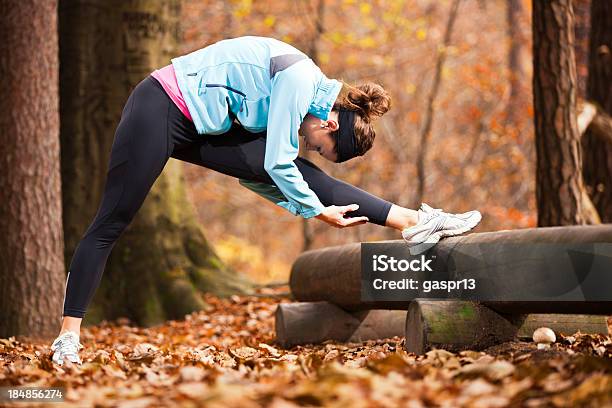 Outono Alongamentos - Fotografias de stock e mais imagens de 20-29 Anos - 20-29 Anos, 30-34 Anos, Adulto