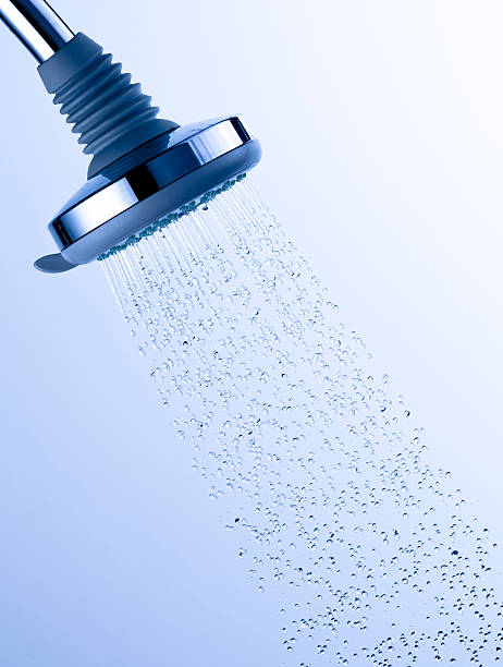 Teinté bleu pomme de douche avec de l'eau glacée en place - Photo