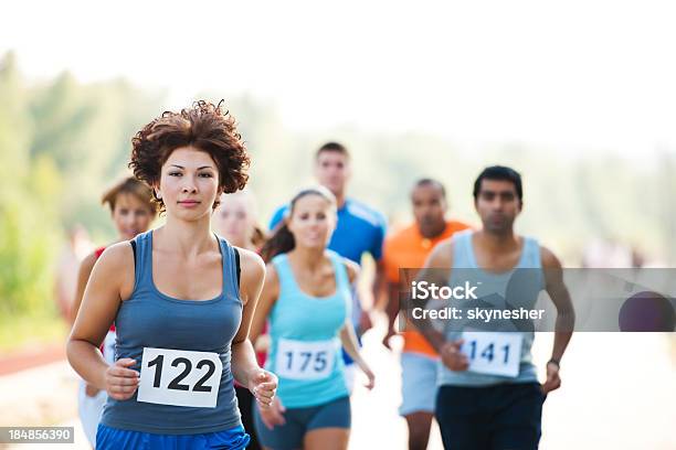 Gruppo Di Corridori In Una Cross Country Gara - Fotografie stock e altre immagini di 5000 Metri - 5000 Metri, Maratona, Natura