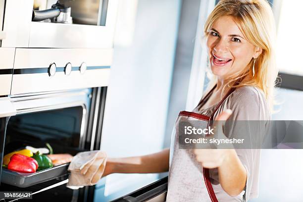 Bella Donna Cucinare - Fotografie stock e altre immagini di Adulto - Adulto, Alimentazione sana, Allegro