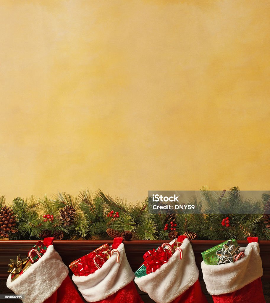Bas en manteau de cheminée - Photo de Chaussette de Noël libre de droits