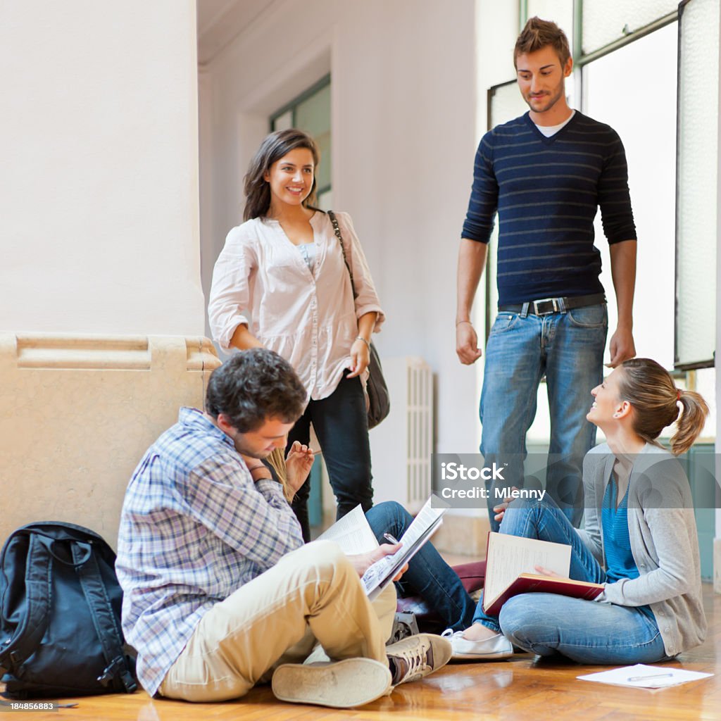 Gruppo di studenti in università, insieme - Foto stock royalty-free di Abbigliamento casual