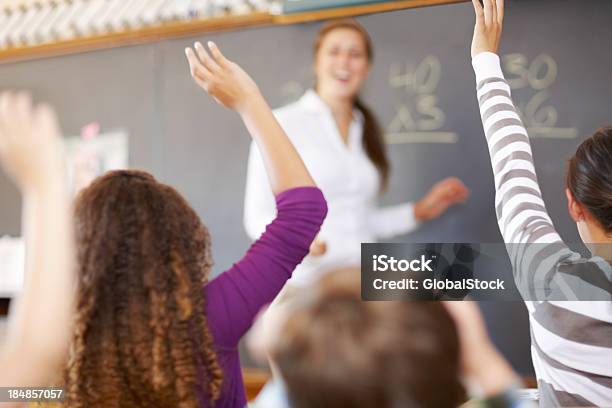 Uczniowie I Nauczyciel W Klasie - zdjęcia stockowe i więcej obrazów Nauczyciel - Nauczyciel, Podniesione ramiona, Uczeń szkoły podstawowej