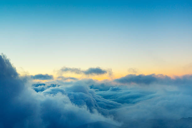 vista sopra le nuvole - cloud cloudscape sky aerial view foto e immagini stock