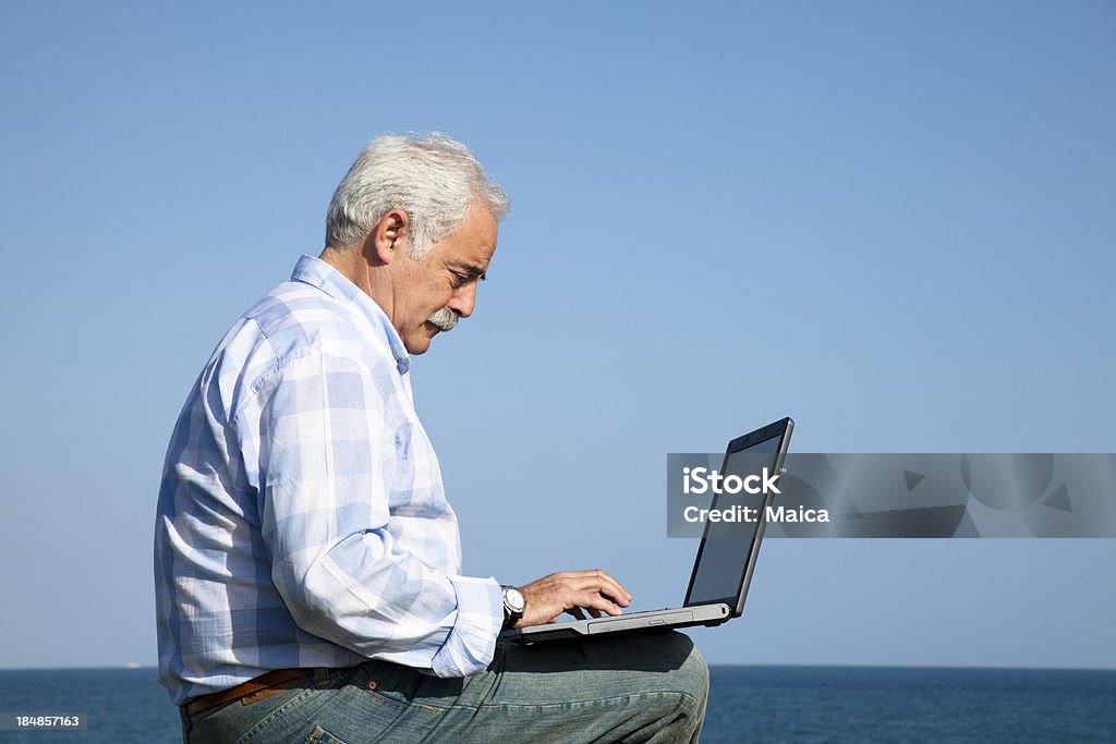 熟年��男性とノートパソコンの屋外 - 55-59歳のロイヤリティフリーストックフォト