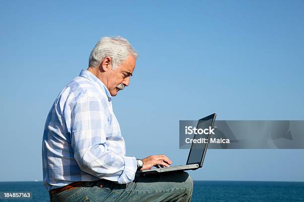 熟年男性とノートパソコンの屋外 - 55-59歳のストックフォトや画像を多数ご用意 - 55-59歳, コンピュータ, シニア世代
