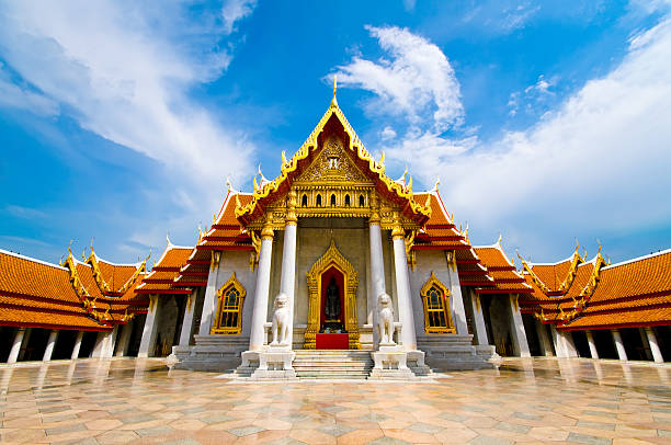 die marmor-tempel (wat benchamabophit-tempel), bangkok, thailand - golden temple stock-fotos und bilder