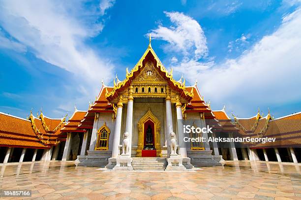 Il Tempio Di Marmo Bangkok Tailandia - Fotografie stock e altre immagini di Bangkok