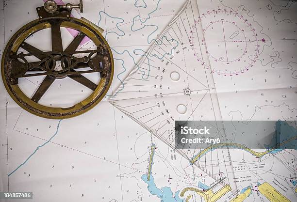 Vecchia Bussola Nautica - Fotografie stock e altre immagini di Angolo retto - Angolo retto, Attrezzatura, Bussola magnetica
