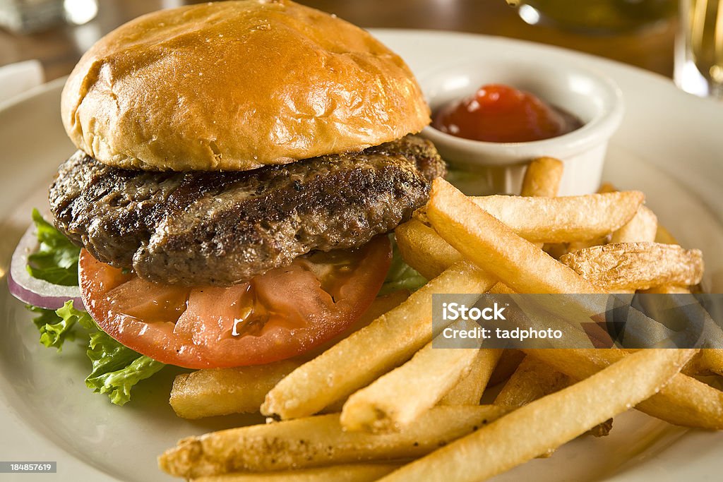 Hamburguesa y papas fritas - Foto de stock de Hamburguesa de carne libre de derechos