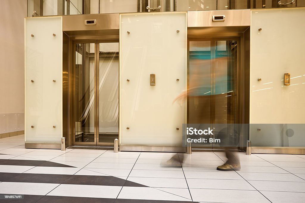 Desfocado Mulher caminhando no Interior moderno, de longa exposição - Foto de stock de Elevador royalty-free