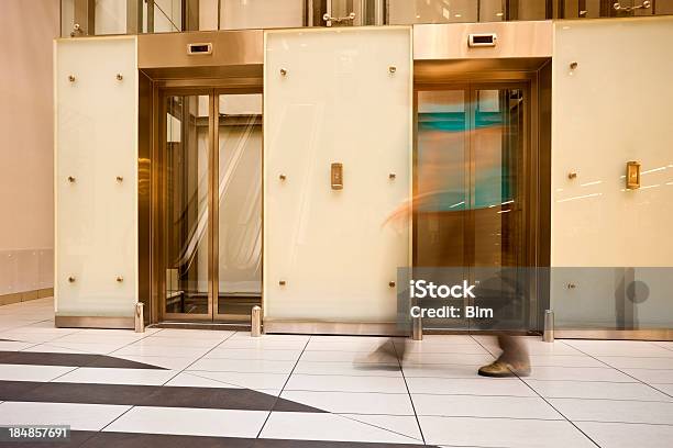 Foto de Desfocado Mulher Caminhando No Interior Moderno De Longa Exposição e mais fotos de stock de Elevador