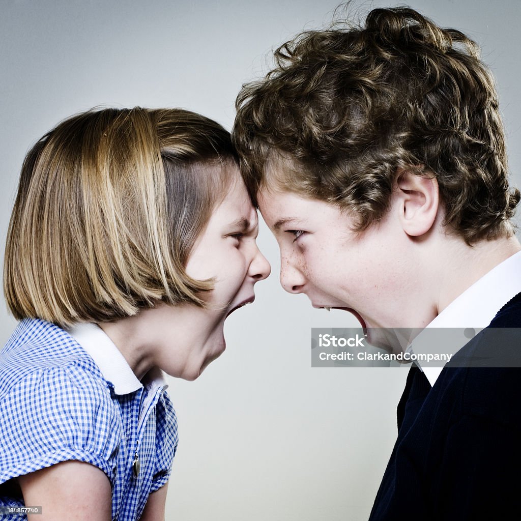 Bruder und Schwester zu Wütende mit anderen. - Lizenzfrei Geschwister Stock-Foto