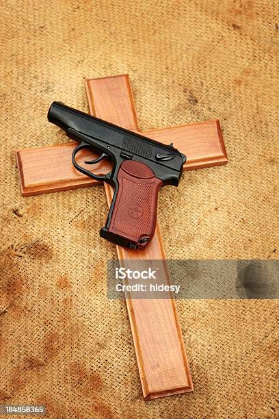 총 및 크로스관 십자가에 대한 스톡 사진 및 기타 이미지 - 십자가, 십자형, 총
