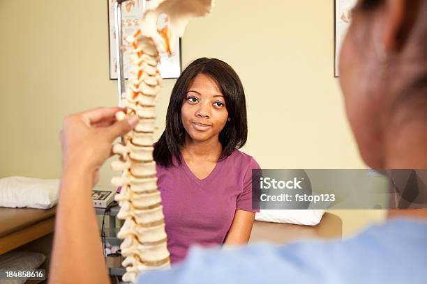 Paziente In Terapia Fisica Ufficio - Fotografie stock e altre immagini di Donne - Donne, Etnia latino-americana, Spina dorsale umana