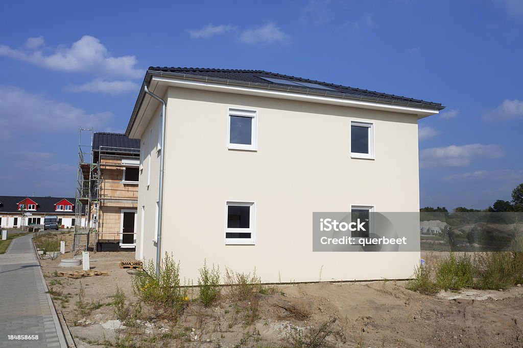 Neue moderne einfache Familien-Haus - Lizenzfrei Außenaufnahme von Gebäuden Stock-Foto