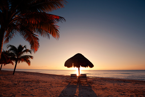 Playa Tropical al atardecer en el complejo turístico de Cancún, México photo