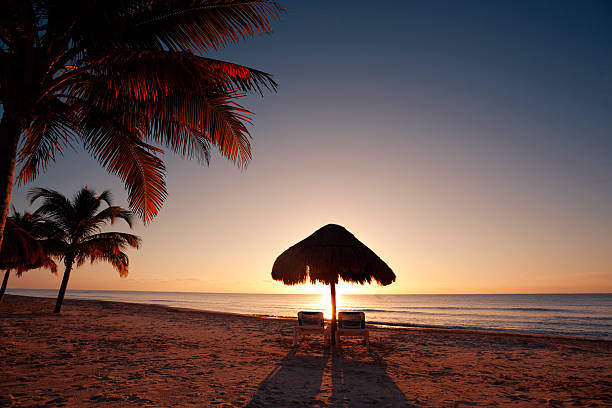 playa tropical al atardecer en el complejo turístico de cancún, méxico - romantic getaway fotografías e imágenes de stock