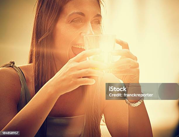 Mujer Beber Un Cóctel Sin Alcohol Con Luz En El Vidrio Foto de stock y más banco de imágenes de 20-24 años
