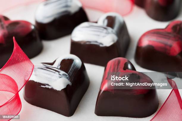 Bombons De Chocolate Em Forma De Coração - Fotografias de stock e mais imagens de Artesão - Artesão, Chocolate, Fita