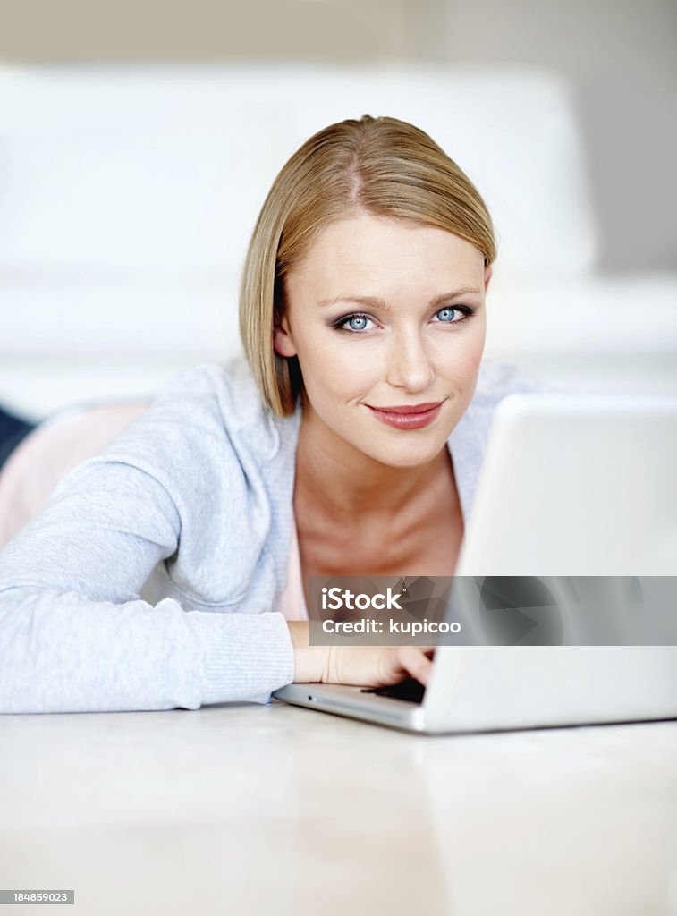 Femme à l'aide d'un ordinateur portable - Photo de Adulte libre de droits