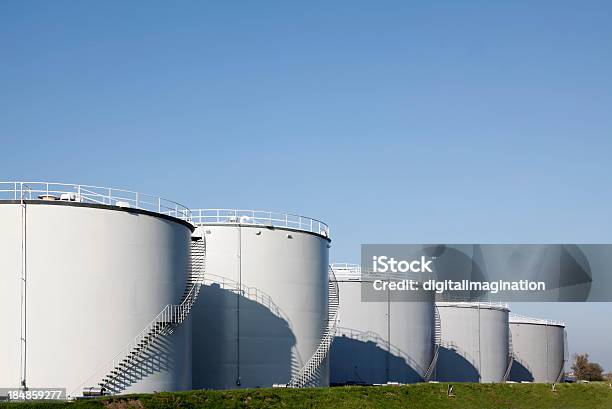 Foto de Tanques De Óleo e mais fotos de stock de Tanque de Combustível - Tanque de Armazenamento - Tanque de Combustível - Tanque de Armazenamento, Gás natural, Países Baixos