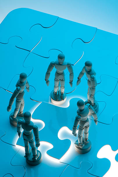 business teamwork-lösungen konzept - figurine puzzle people business stock-fotos und bilder