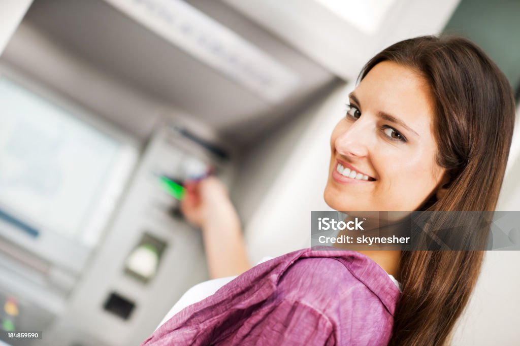 젊은 여자 복용 돈을 ATM (비동기 전달 모드). - 로열티 프리 현금 자동 입출금기 스톡 사진