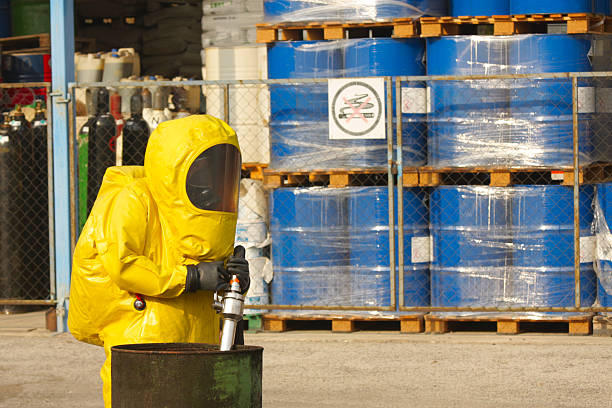 raccolta di materiale pericoloso - radiation protection suit toxic waste protective suit cleaning foto e immagini stock
