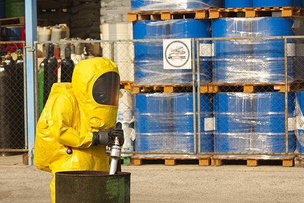 zebranie materiałów niebezpiecznych - toxic waste radiation protection suit chemical protective suit zdjęcia i obrazy z banku zdjęć