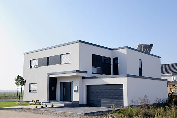 moderna, de lujo casa blanca con estacionamiento - house detached house garage outdoors fotografías e imágenes de stock