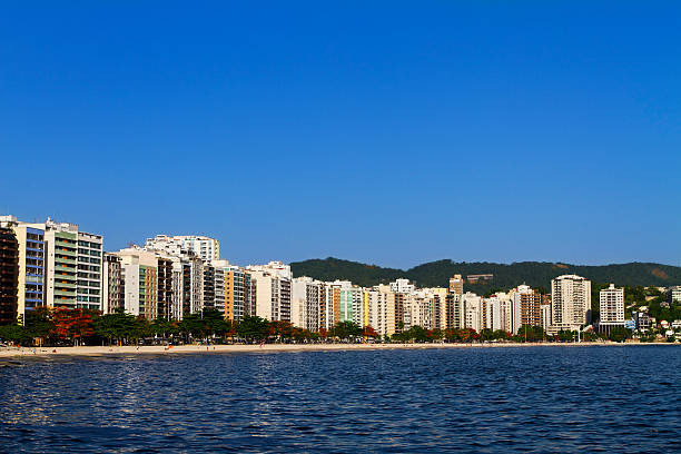 icarai beach en niterói-rj - niteroi icarai building feature panoramic fotografías e imágenes de stock