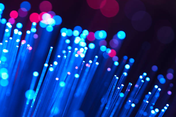 синий и красный волоконно-оптических кабелей - fiber optic technology telecommunications equipment global communications стоковые фото и изображения