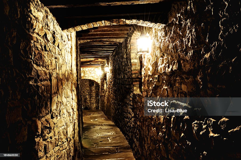 Korytarz wewnątrz Starożytny Toskania Zamek - Zbiór zdjęć royalty-free (Pod ziemią)